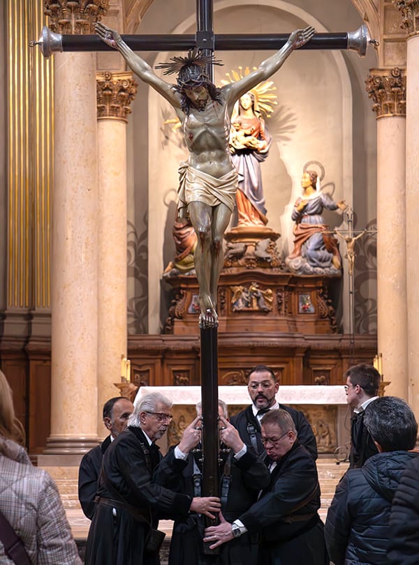El Cristo de la Buena Muerte preside el Vía Crucis en la basílica de Santa María de Mataró.