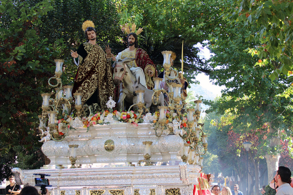 Nuestro Padre Jesús de la Victoria atravesando los jardines de la Avenida de Andalucía de Padul.