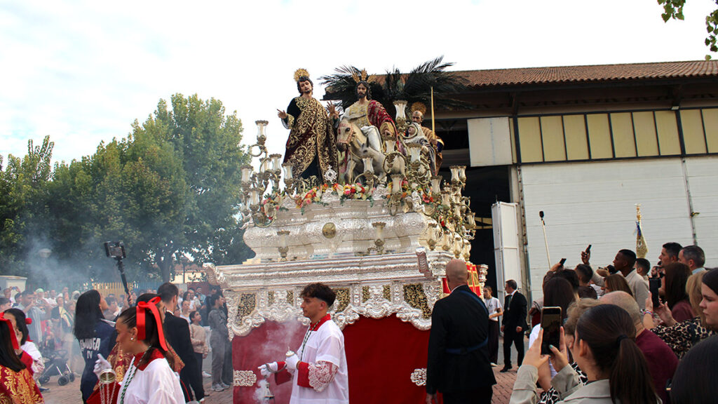 Nuestro Padre Jesús de la Victoria al inicio del traslado extraordinario de regreso desde la carpa municipal.